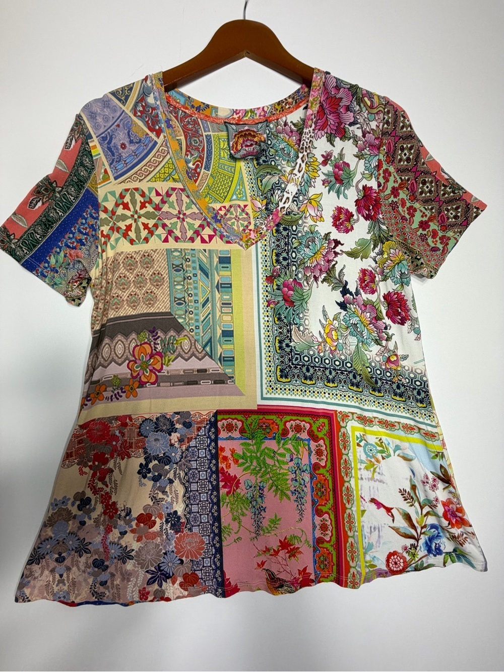 Jonny was Patchwork Floral V-Neck Short Sleeve Tee in Multicolor ssize L